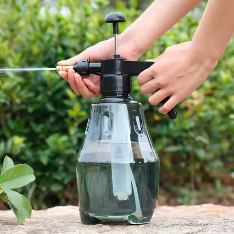 Foto do anúncio: Pulverizador Manual Pressão 1 Lt Jardinagem Multiuso